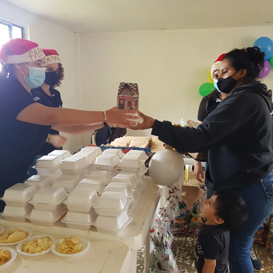 Mujeres de la comunidad compartiendo en un encuentro de la fundación
