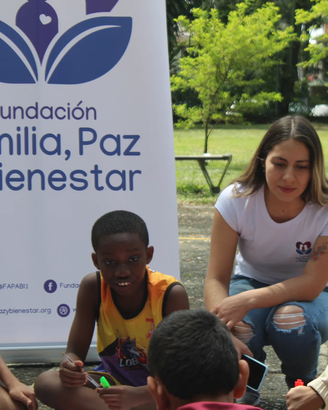 Equipo de mujeres de la Fundación Familia, Paz y Bienestar sonriendo juntas